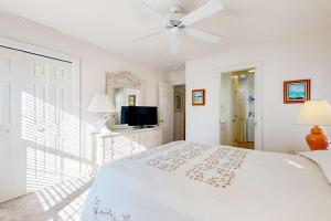 Habitación blanca con cama y TV en Town of Bethany Beach - 4 Connor Ln, en Bethany Beach