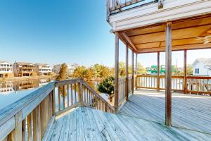 un porche de madera en una casa con vistas al agua en Town of Bethany Beach - 4 Connor Ln, en Bethany Beach