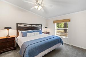 um quarto com uma cama e uma ventoinha de tecto em Feather House | The Lost Sierra Ranch em Graeagle