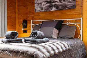 a bedroom with a bed with towels on it at AndBnB l Junto a GrandValira con Parking Gratuito in Incles