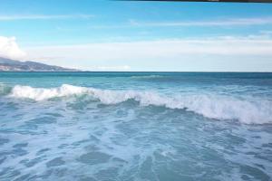 uma onda no oceano num dia ensolarado em 06BQ Studio close to the beach em Roquebrune-Cap-Martin