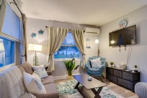 sala de estar con sofá y TV en Largo Vacation Rental 5 Mi to Clearwater Beach! en Largo