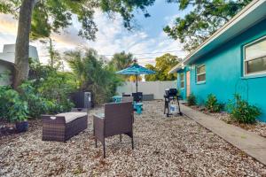 un patio con una casa azul y un patio en Largo Vacation Rental 5 Mi to Clearwater Beach! en Largo