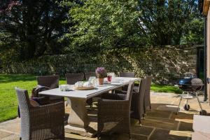 Aed väljaspool majutusasutust Williamston Barn & Cowshed