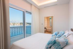 1 dormitorio con 1 cama y balcón en Luxury Villa Bohemian 1 heated pool near sea, en Selca