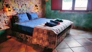uma cama num quarto com uma parede de tijolos em Casa Gaudi em Teulada
