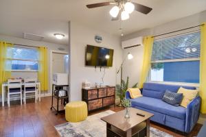 sala de estar con sofá azul y mesa en Dog-Friendly Largo Apartment with Large Shared Yard! en Largo