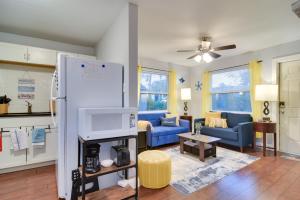cocina y sala de estar con nevera grande en Dog-Friendly Largo Apartment with Large Shared Yard! en Largo