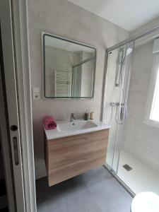 bagno con lavandino e doccia con specchio di Apartamento en Santander cercano al centro a Santander