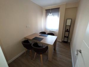 una sala da pranzo con tavolo e sedie di Apartamento en Santander cercano al centro a Santander