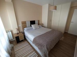 una camera con un grande letto di Apartamento en Santander cercano al centro a Santander