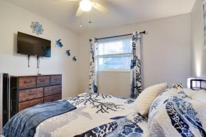 1 dormitorio con 1 cama y TV de pantalla plana en Dog-Friendly Largo Apartment with Large Shared Yard! en Largo