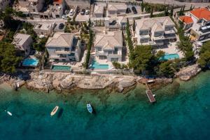 una vista aérea de una casa sobre el agua en Luxury Villa Bohemian 1 & 2 heated pool near sea, en Selca