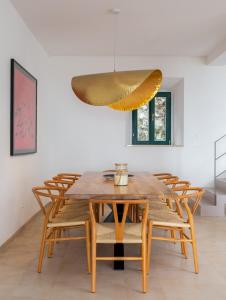 jadalnia z drewnianym stołem i krzesłami w obiekcie Beautiful Villa Schola with pool w mieście Trsteno