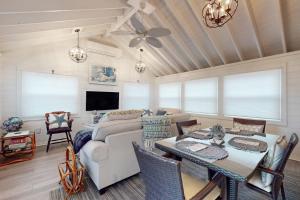 Μια τηλεόραση ή/και κέντρο ψυχαγωγίας στο Elegant Coastal Cottage