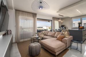 uma sala de estar com um sofá e uma cozinha em Apartment Arbora em Novigrad Istria