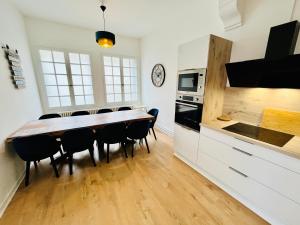 una cucina e una sala da pranzo con tavolo e sedie di Le Choiseul - T5 entre Loire et Château Royal - Manoir de la Concorde a Amboise
