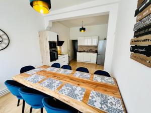 una cucina e una sala da pranzo con tavolo e sedie di Le Choiseul - T5 entre Loire et Château Royal - Manoir de la Concorde a Amboise Altre 17 foto