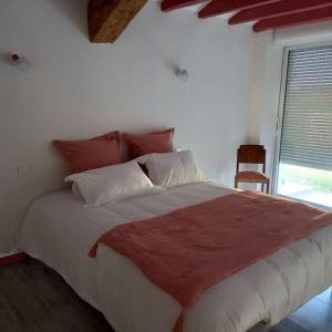 Un dormitorio con una cama grande y una ventana en Villa pierre campagne en Brassac