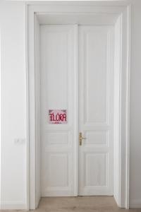 una puerta blanca abierta con un cartel. en Wagner Villa 902 en Budapest