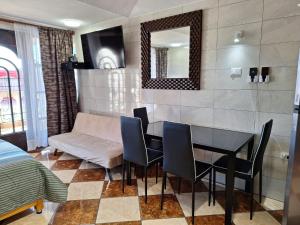 a dining room with a table and chairs and a mirror at Bonita casa chica con amplio patio in Coatepec