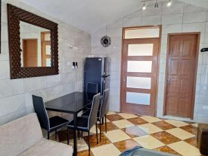 a dining room with a table and chairs and a mirror at Bonita casa chica con amplio patio in Coatepec +1 photo