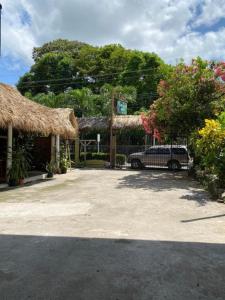un coche aparcado en una entrada junto a un edificio en Holiday Home Mauras Tropical en Puntarenas