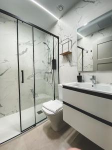 uma casa de banho com um chuveiro, um WC e um lavatório. em Casa San Juan - Habitaciones privadas Logroño em Logroño