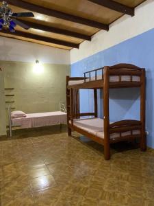 Katil dua tingkat atau katil-katil dua tingkat dalam bilik di Holiday Home Mauras Tropical