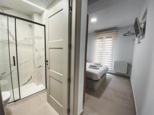 ห้องน้ำของ Casa San Juan - Habitaciones privadas Logroño +10 ภาพ