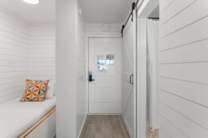 パナマ・シティ・ビーチにあるTop of the Gulf 622 Beach Front Resort Condo RENOVATED LIKE NEWの白壁の廊下 +26枚の写真