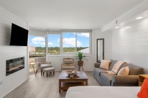 パナマ・シティ・ビーチにあるTop of the Gulf 622 Beach Front Resort Condo RENOVATED LIKE NEWのリビングルーム(ソファ、暖炉付)