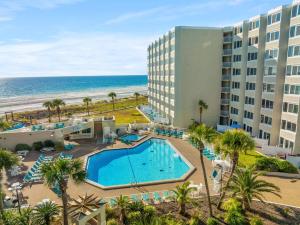 パナマ・シティ・ビーチにあるTop of the Gulf 622 Beach Front Resort Condo RENOVATED LIKE NEWのスイミングプールとビーチのあるリゾートの空からの景色を望めます。