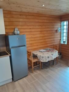 - une cuisine avec un réfrigérateur et une table dans la chambre dans l'établissement Gites des Abbayes, à Le Mesnil-sous-Jumièges