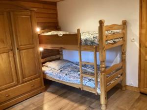 Двухъярусная кровать или двухъярусные кровати в номере Gites des Abbayes