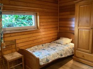 - un petit lit dans une chambre avec fenêtre dans l'établissement Gites des Abbayes, à Le Mesnil-sous-Jumièges