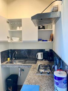 - une cuisine avec un évier et un comptoir dans l'établissement Rustica House frente al lago - Ayampe, à Ayampe
