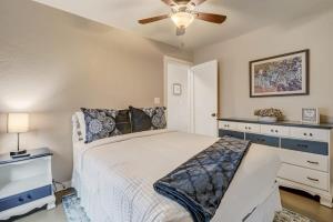 1 dormitorio con 1 cama y ventilador de techo en Hotel Heritage Historic Sites Dog Friendly BBQ en Pueblo