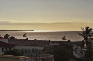 vista sull'oceano con barche in acqua di Maru Maru Hotel a Zanzibar City