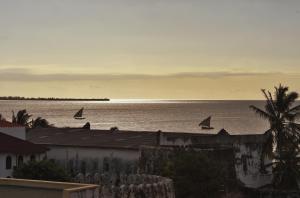 vistas al océano con barcos en el agua en Maru Maru Hotel, en Zanzíbar