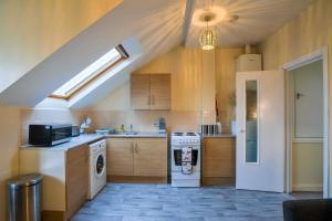 a kitchen with a stove and a washer at 1 bed Flat ''Charlie'' in Dewsbury Rd Leeds in Hunslet