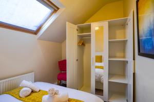 מיטה או מיטות קומותיים בחדר ב-1 bed Flat ''Charlie'' in Dewsbury Rd Leeds