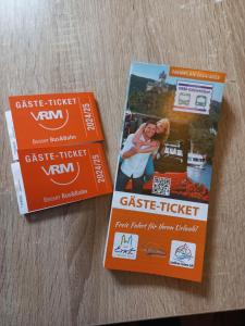 duas brochuras para um rastreador de sabor e um bilhete de caixa em Brautröckchen em Bullay