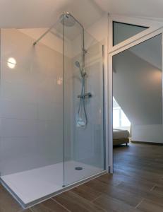 um chuveiro de vidro num quarto com em Come Inn Sintra em Sintra