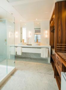 a bathroom with a large tub and a glass shower at Hotel Luzeiros Recife in Recife