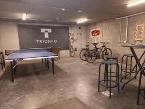 eine Tischtennisplatte in einem Zimmer mit Fahrrädern in der Unterkunft Trionfo 