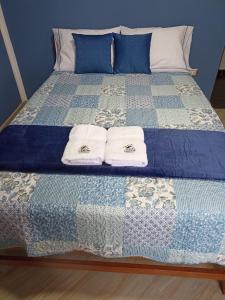 Una cama con tres toallas encima. en HOSPEDAJE VALLE VERDE en Oxapampa