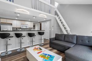 ein Wohnzimmer mit Sofa und Tisch in der Unterkunft KING BED Well-Located Cozy Townhouse Retreat in Gulfport