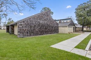 ein großes Haus mit einem Gameradach in der Unterkunft KING BED Well-Located Cozy Townhouse Retreat in Gulfport