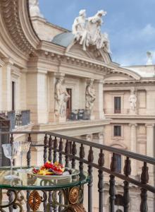un piatto di frutta su un tavolo di vetro di fronte a un edificio di Anantara Palazzo Naiadi Rome Hotel - A Leading Hotel of the World a Roma